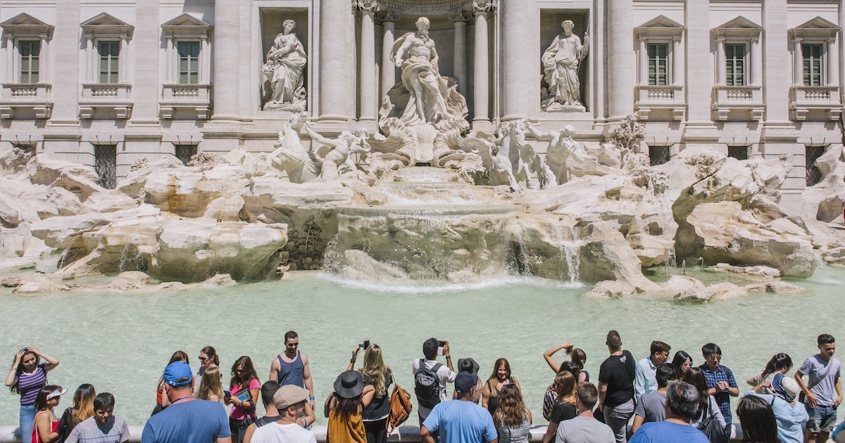 Foto di turisti alla Fontana di Trevi