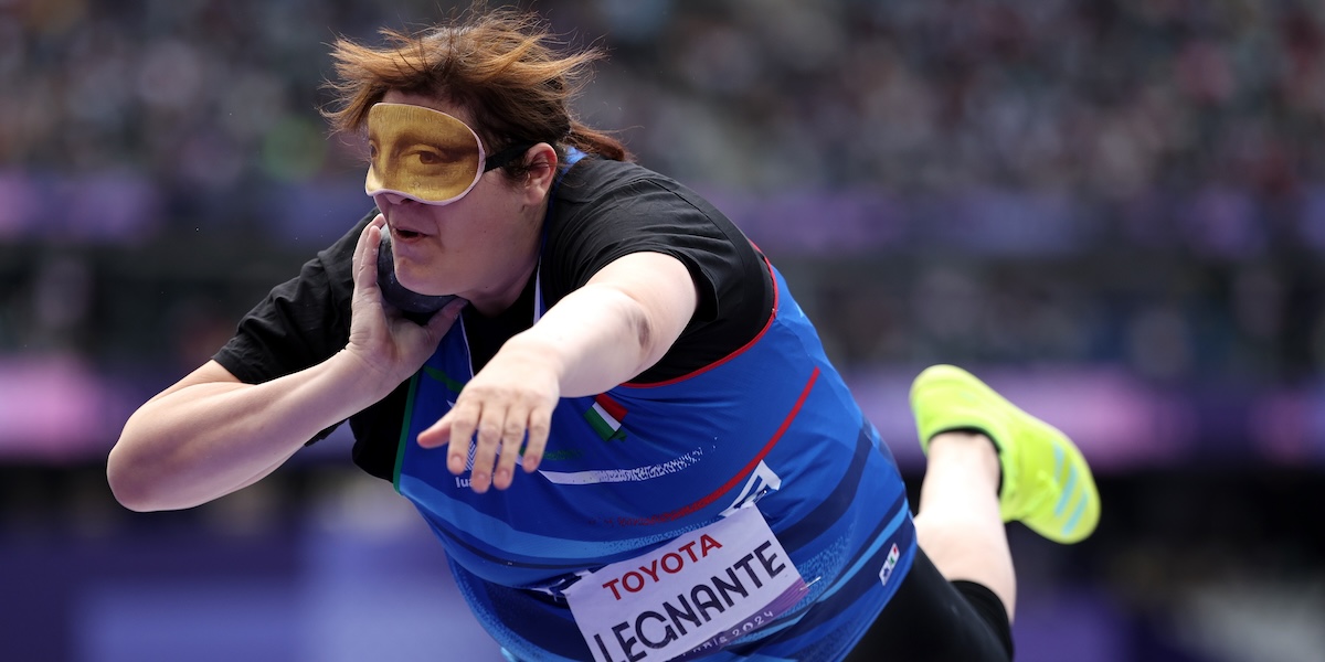 Assunta Legnante nella finale del getto del peso, con la mascherina con gli occhi della Gioconda (Ezra Shaw/Getty Images)