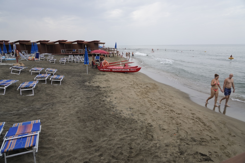 Un lido a Ostia semivuoto il 16 agosto