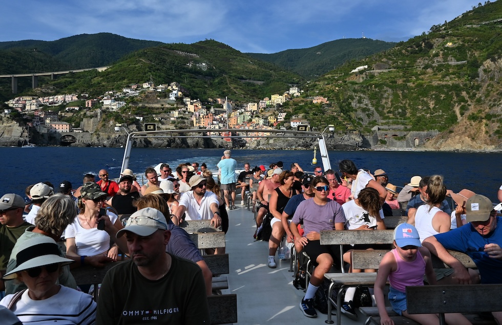 Turisti su una barca alle Cinque Terre, in Liguria