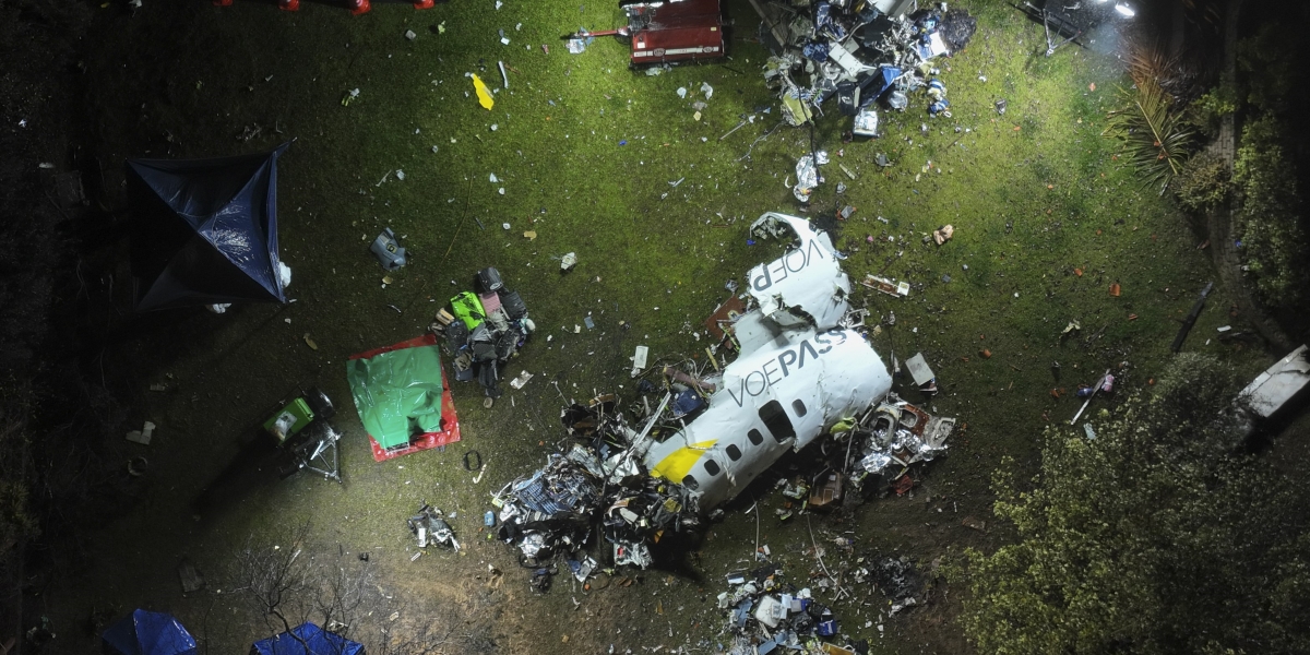 I detriti dell'aereo dopo l'incidente, il 10 agosto (AP Photo/Andre Penner)