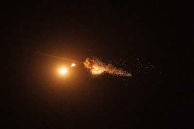 un'esplosione nel cielo notturno