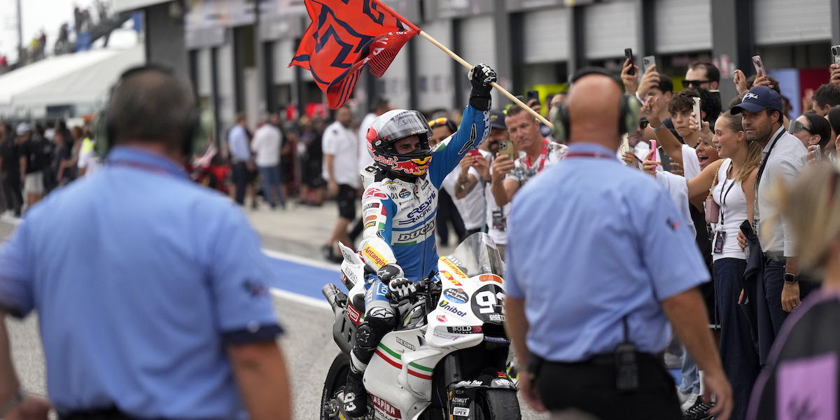 Marc Marquez rientra ai box dopo la vittoria (AP Photo/Antonio Calanni)