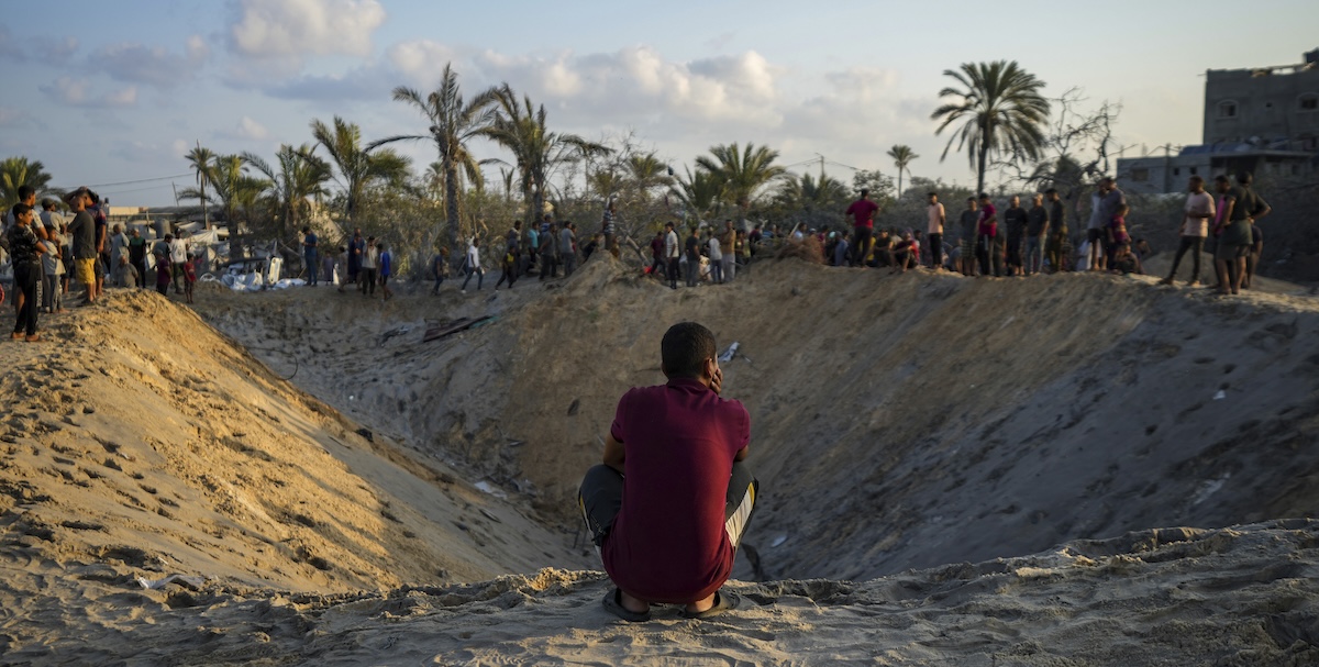 Un cratere causato dall'attacco israeliano ad Al Mawasi (AP Photo/Abdel Kareem Hana)