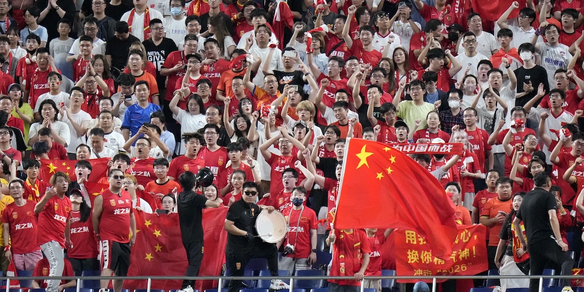 Tifosi della Nazionale cinese durante la partita contro il Giappone, il 5 settembre