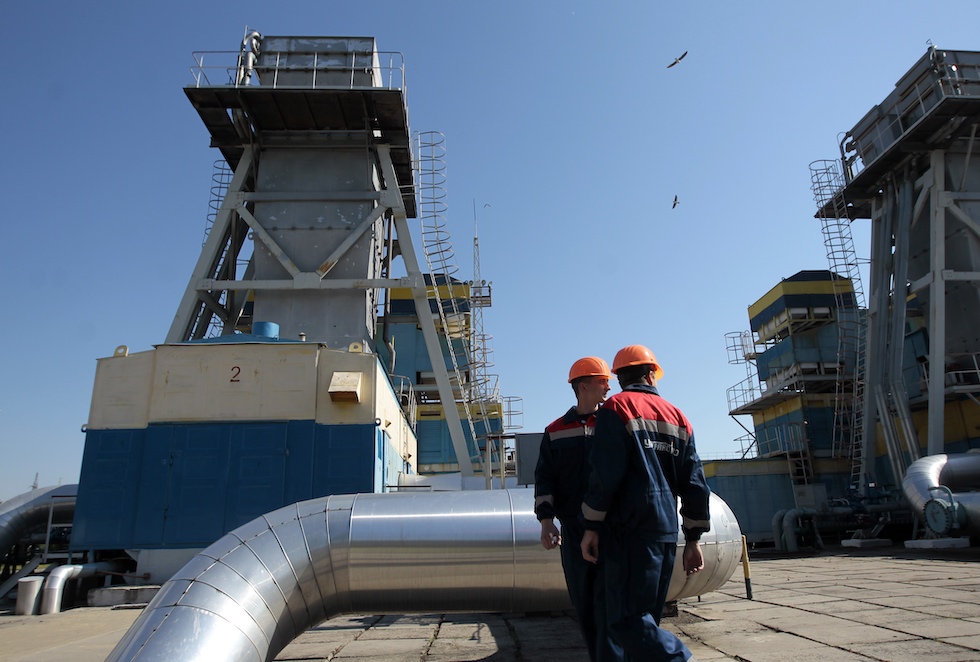 Operai vicino a un impianto di trasporto del gas in Ucraina, in una foto del 2014