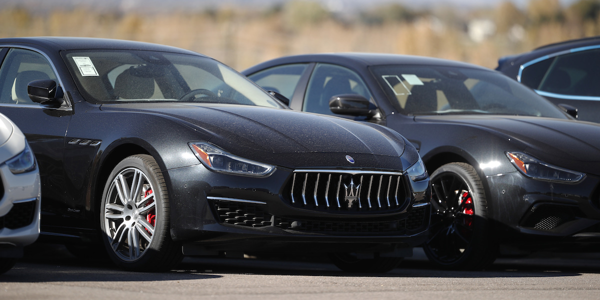 Una fila di Maserati, in un concessionario statunitense, nel 2018 (AP Photo/David Zalubowski)