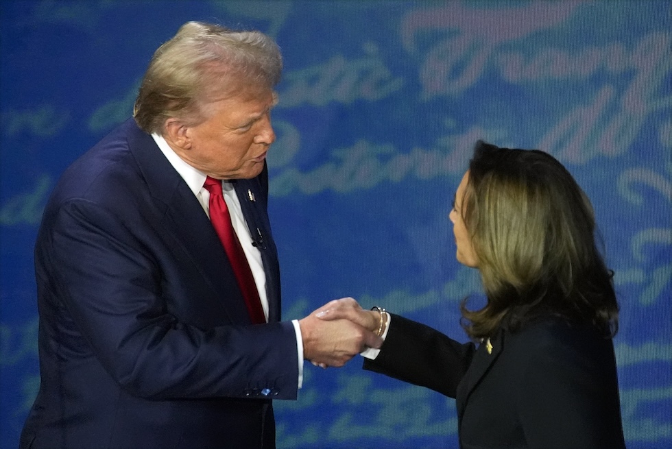 Donald Trump stringe la mano a Kamala Harris durante il dibattito per le elezioni presidenziali statunitensi (AP Photo/Alex Brandon)