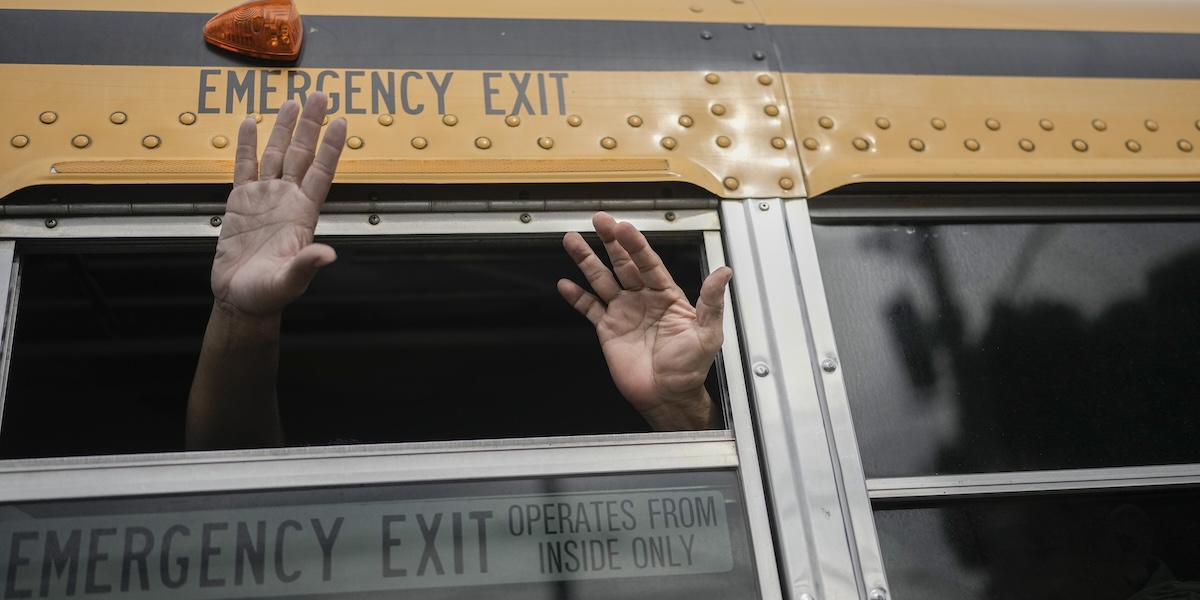 Una foto di alcuni prigionieri politici del Nicaragua che salutano dall'autobus all'aeroporto di Città del Guatemala dopo la loro liberazione, 5 settembre 2024 (AP Photo/Moises Castillo)