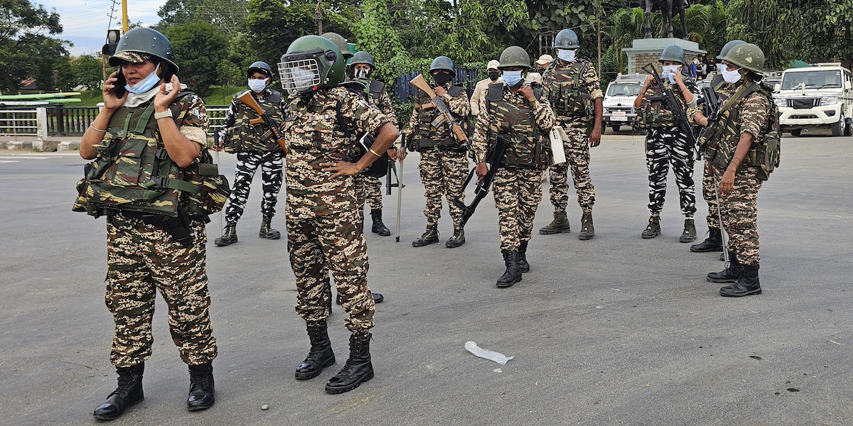 Forze paramilitari a Imphal, capitale del Manipur, in occasione delle proteste di martedì 10 settembre (AP Photo/Paojel Chaoba)