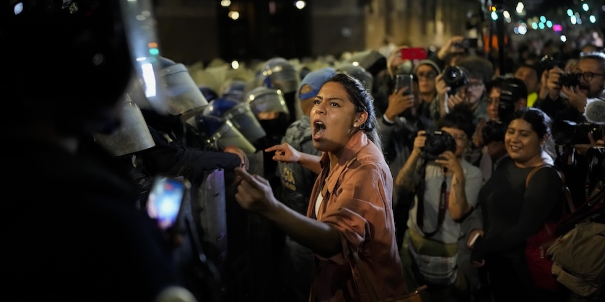 Una manifestante fuori dal Senato messicano, a Città del Messico il 10 settembre