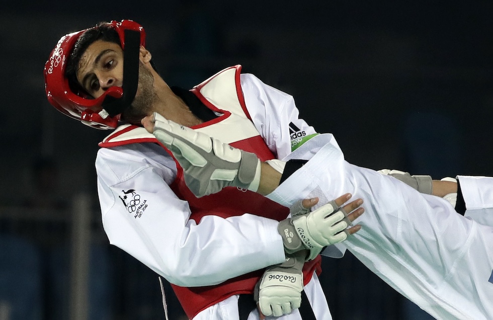 Un calcio ricevuto alla testa sposta il caschetto di un taekwondoka