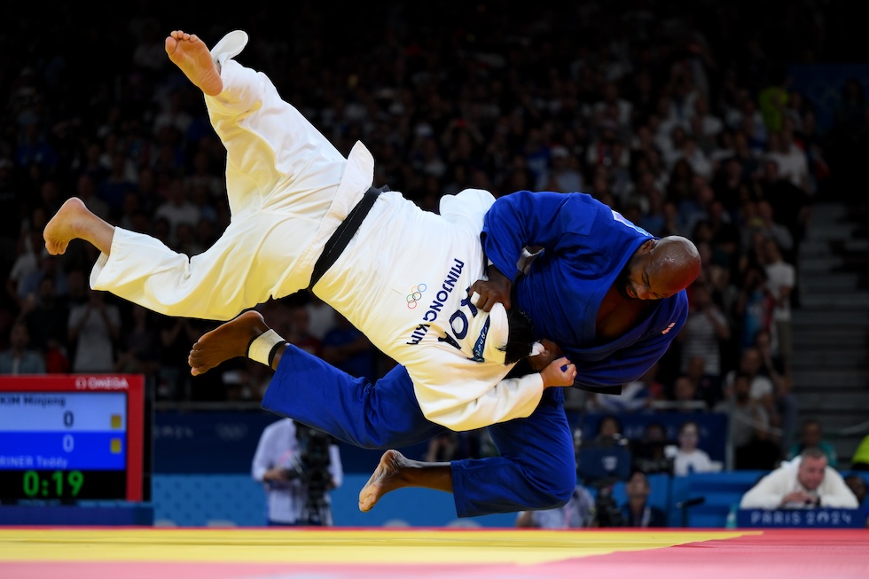 Un judoka sbilancia il suo avversario mandandolo al tappeto