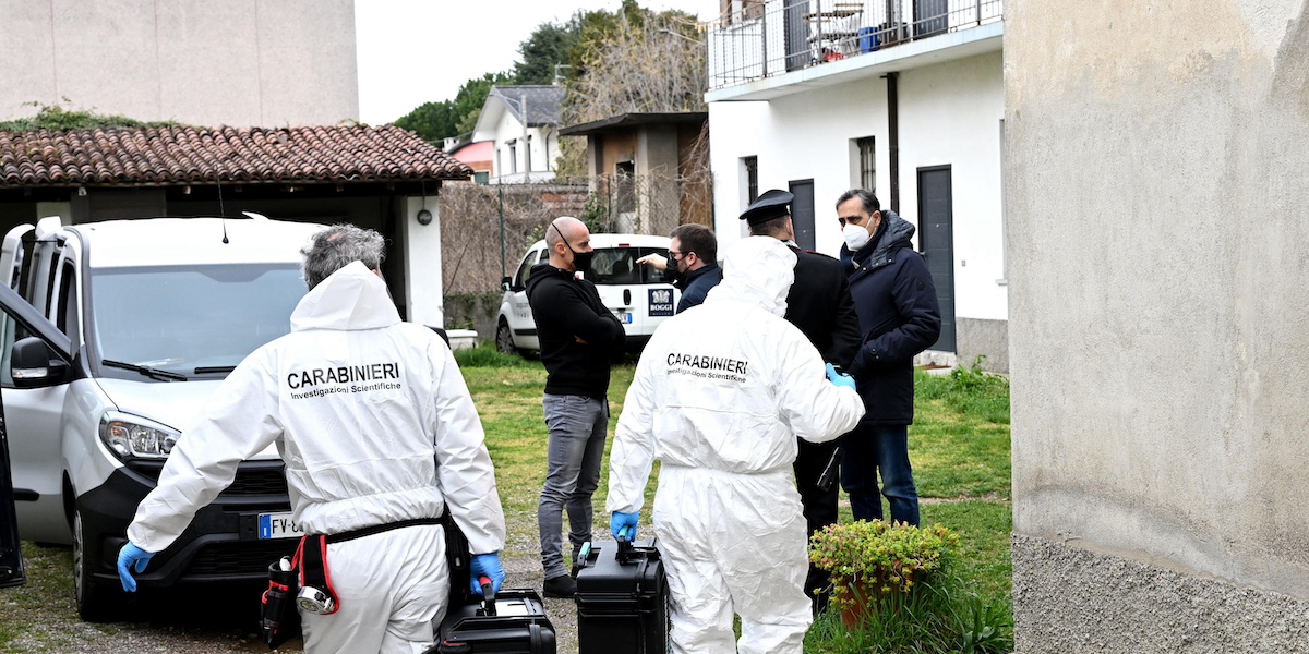 Carabinieri della sezione investigazioni scientifiche di Brescia effettuano rilievi nella casa di Carol Maltesi, nell'aprile del 2022 (ANSA/DANIEL DAL ZENNARO)