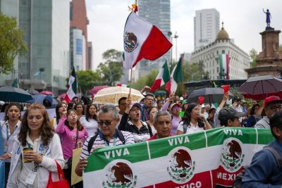 Manifestanti fuori dal Senato, a Città del Messico, il 10 settembre