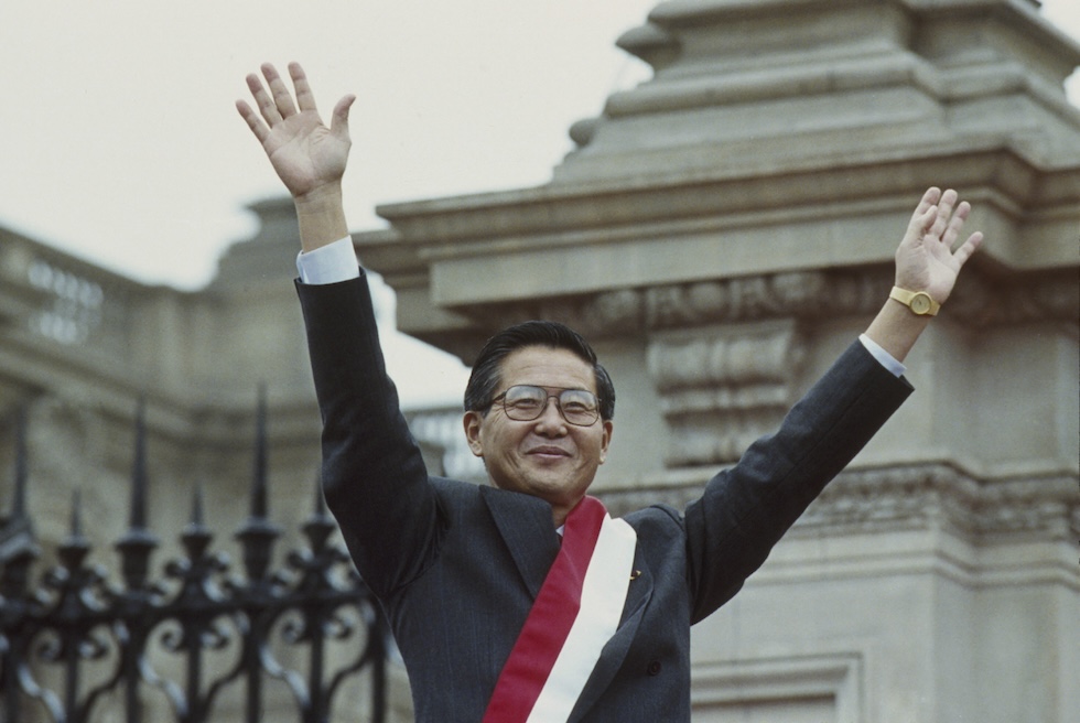 Alberto Fujimori dopo aver vinto le elezioni presidenziali del 1990 (AP Photo/Alejandro Balaguer)