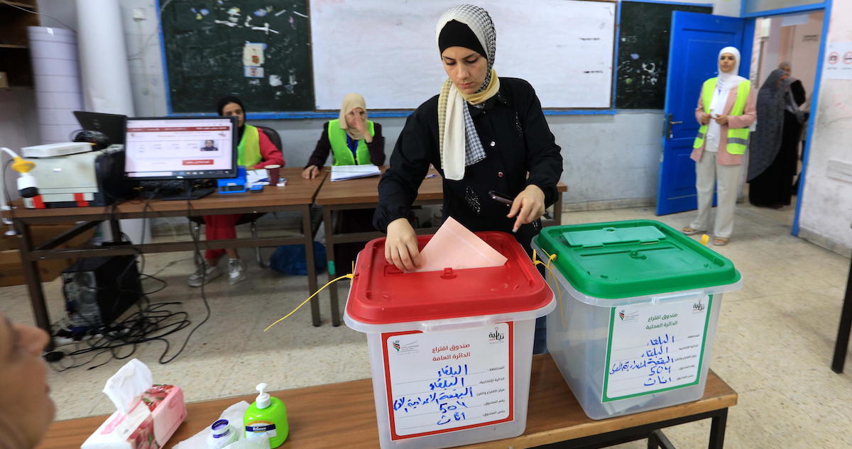 Una donna vota per le elezioni ad Amman, in Giordania