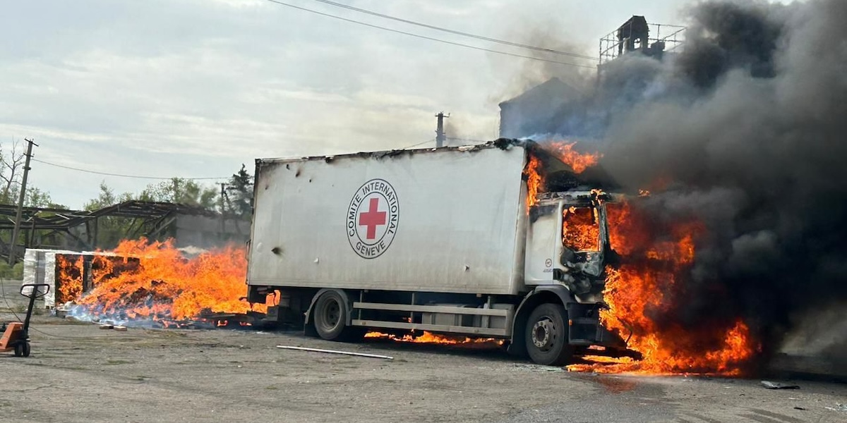 La foto del camion della Croce Rossa in fiamme condivisa sui social dal presidente ucraino Zelensky