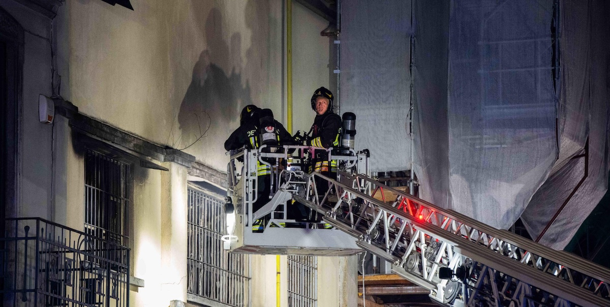 Un vigile del fuoco sul luogo dell'incendio (ANSA / ANDREA FASANI)