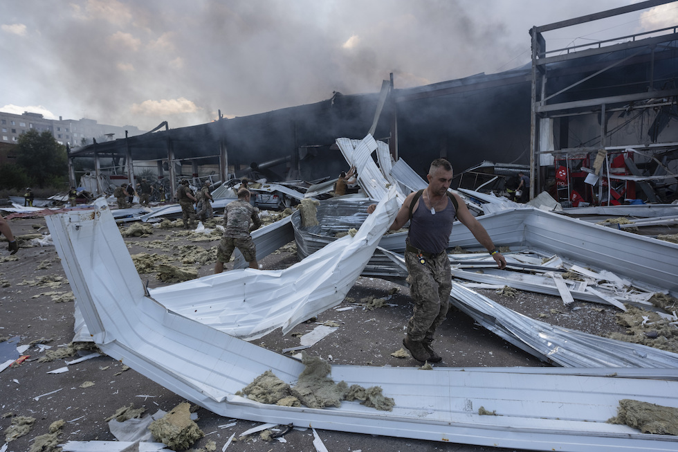 Un supermercato a Kostiantynivka, in Ucraina, distrutto da un bombardamento russo