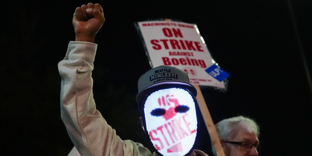 Un lavoratore Boeing protesta durante lo sciopero