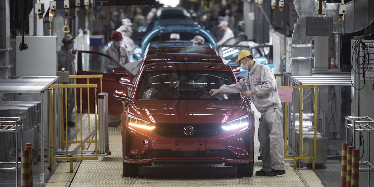 La linea di produzione di auto nello stabilimento di Dongfeng a Wuhan, in Cina