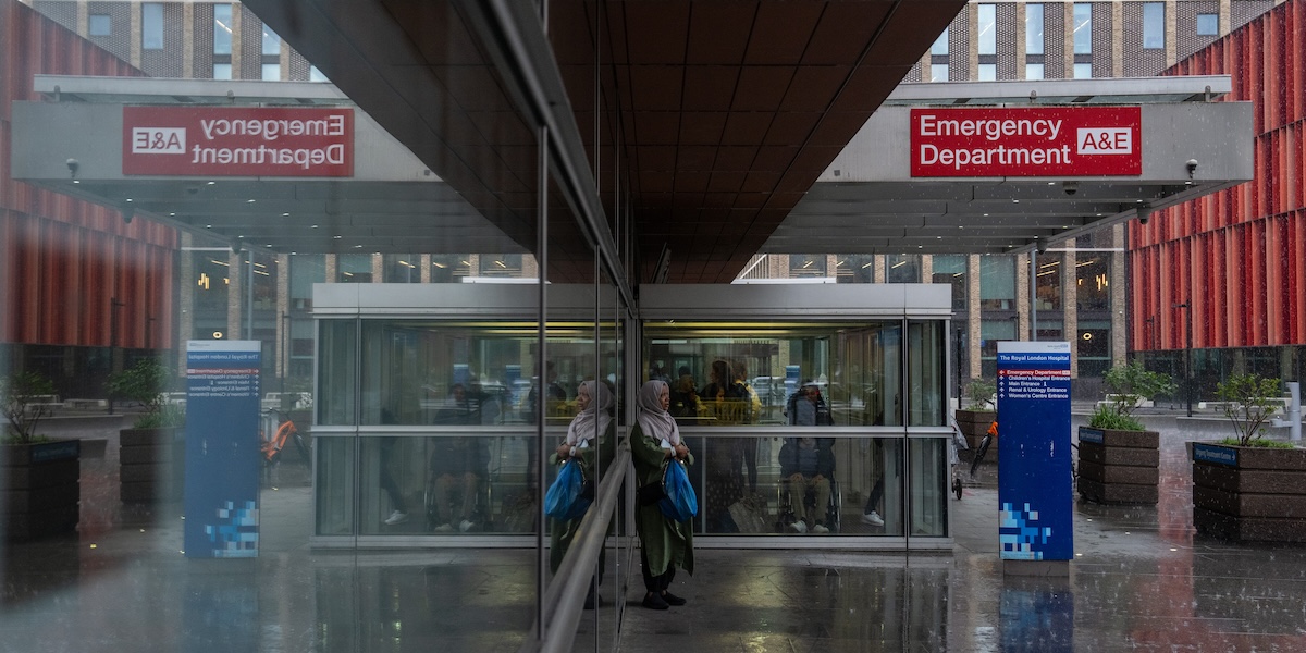 Una donna fuori dal pronto soccorso del Royal London Hospital di Londra, il 12 settembre