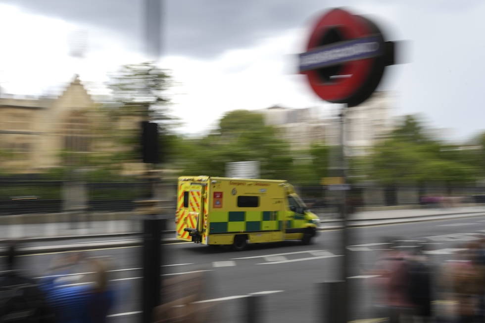 Un'ambulanza passa vicino al parlamento britannico, il 12 settembre