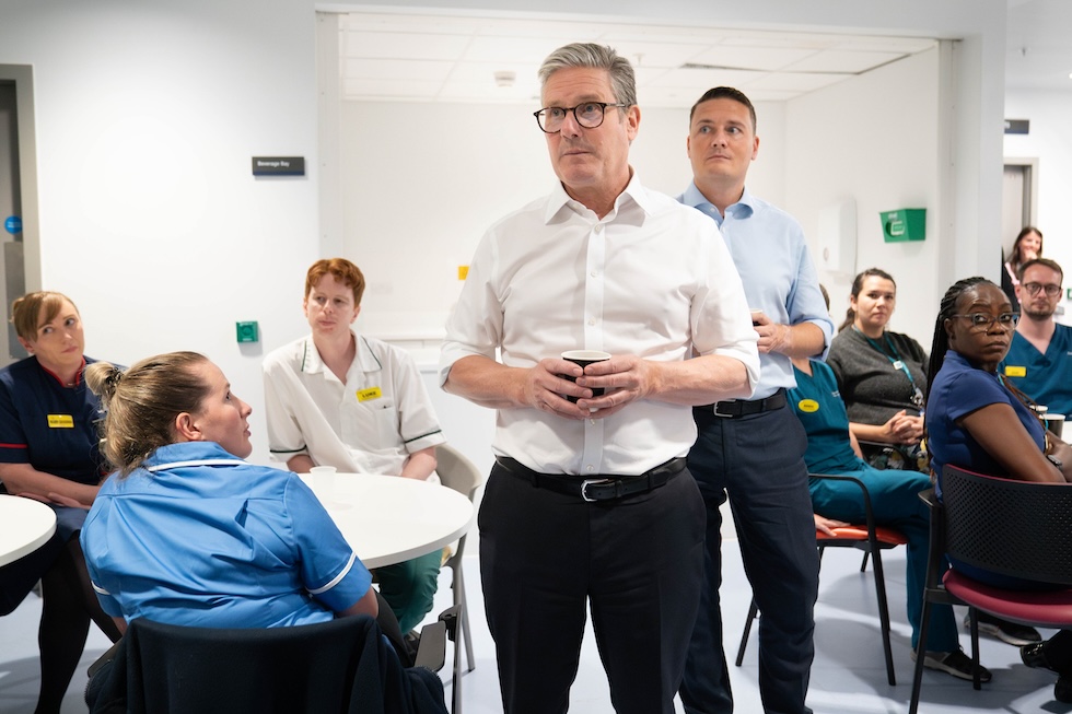 Il primo ministro Keir Starmer e il ministro della Sanità Wes Streeting durante una visita allo University College London Hospital di Londra, l'11 settembre