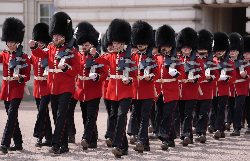 soldati con la tipica uniforme nel cortile di buckingham palace