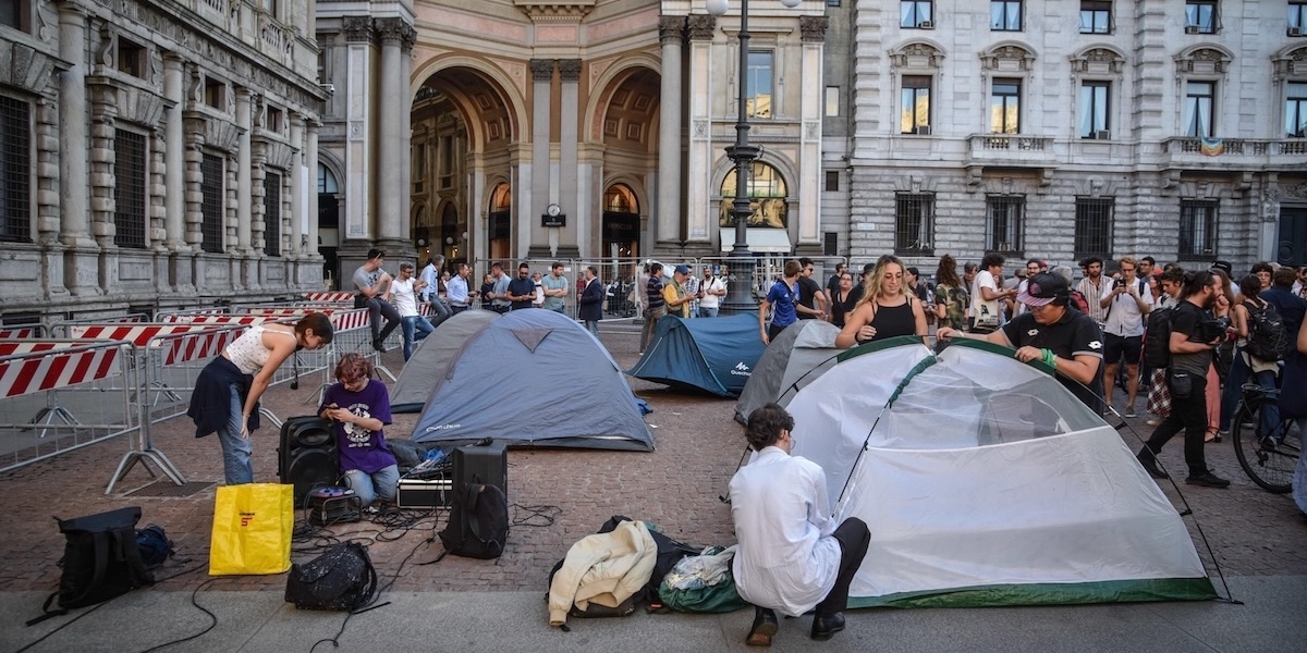 Protesta degli studenti in tenda per l'emergenza casa in piazza Scala davanti Palazzo Marino, Milano, 19 Settembre 2023. (Ansa/Matteo Corner)