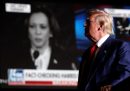 L'ex presidente degli Stati Uniti Donald Trump mentre guarda un video della vicepresidente Kamala Harris, durante un comizio a Las Vegas, venerdì 13 settembre