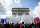 Festeggiamenti vicino all'Arco di Trionfo nel giorno di una parata con tutti gli atleti francesi che hanno partecipato alle Olimpiadi e Paralimpiadi