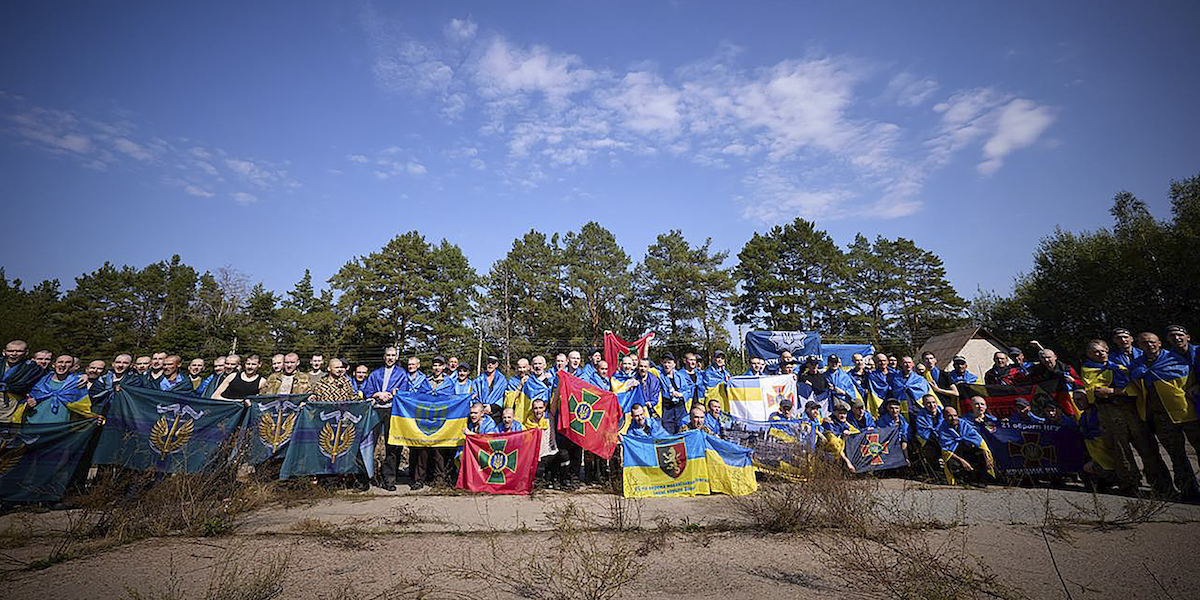 Prigionieri ucraini in posa per una foto dopo la liberazione (Ukrainian Presidential Press Office via AP)