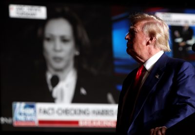 L'ex presidente degli Stati Uniti Donald Trump mentre guarda un video della vicepresidente Kamala Harris, durante un comizio a Las Vegas, venerdì 13 settembre