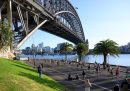 I partecipanti alla maratona di Sydney corrono nel quartiere The Rocks