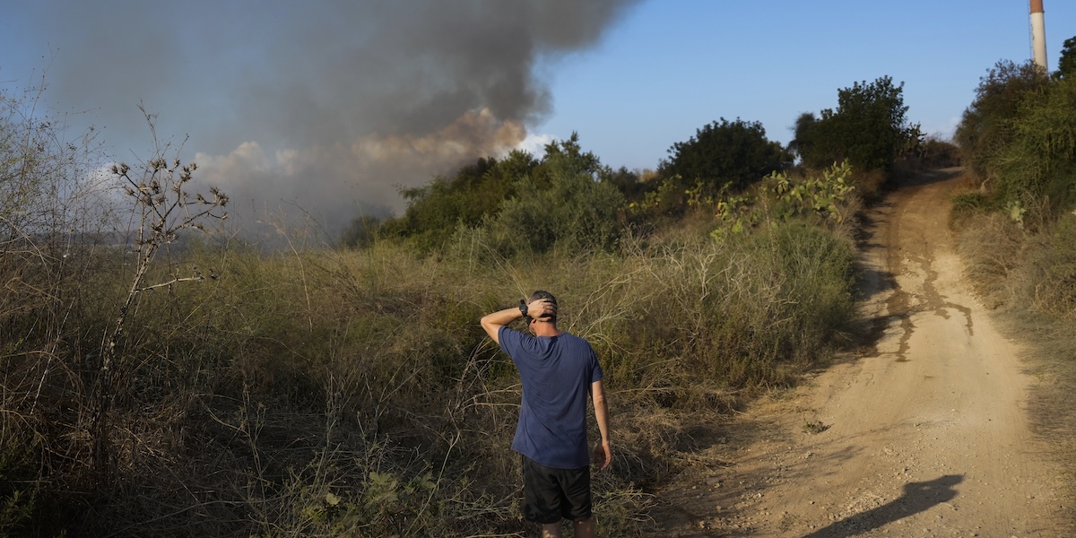 Il fumo di un incendio causato dal missile nella zona centrale di Israele (AP Photo/Ohad Zwigenberg)