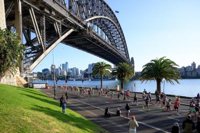 I partecipanti alla maratona di Sydney corrono nel quartiere The Rocks