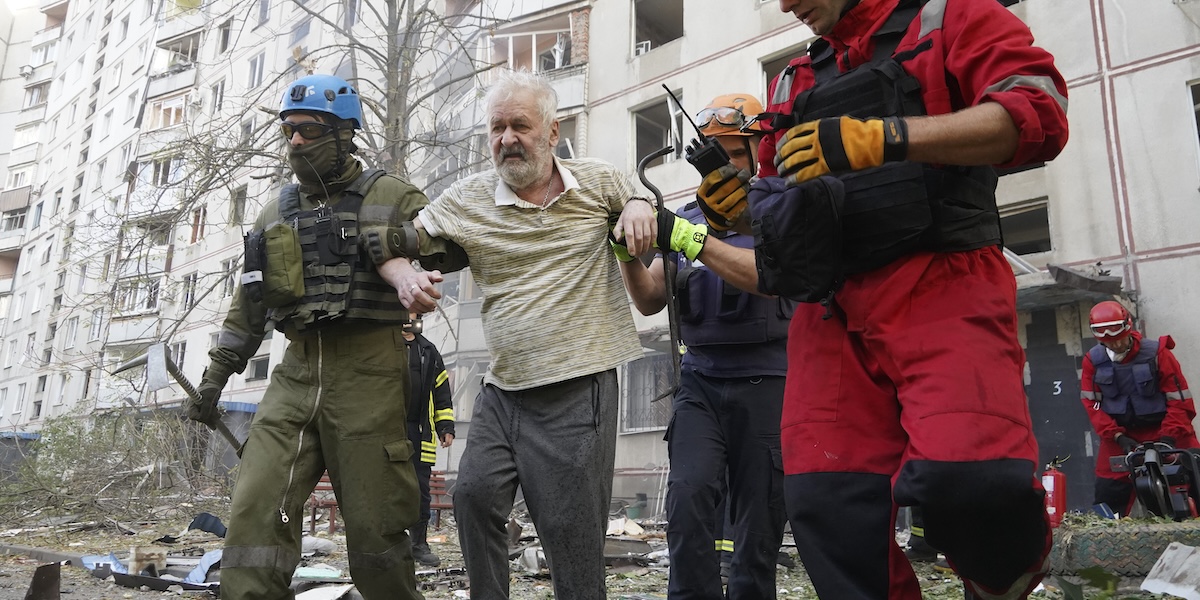 Una delle persone che abitavano nel palazzo colpito dalla Russia a Kharkiv (AP Photo/Andrii Marienko)