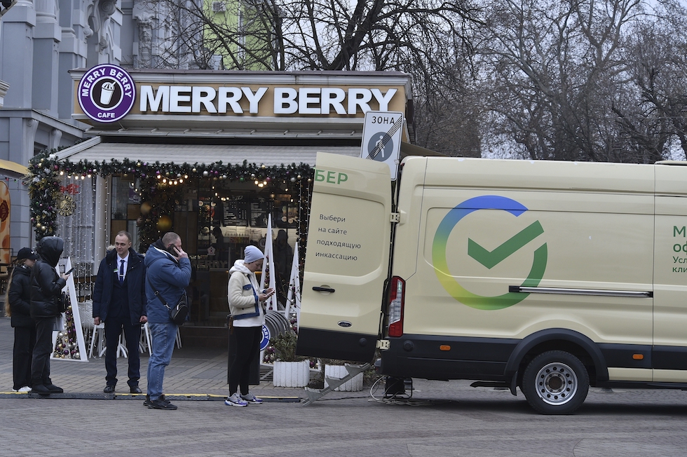 Il fugrone che si vede in primo piano è uno sportello mobile di ritiro di contanti usato da Sberbank in Crimea: la foto è del gennaio 2023