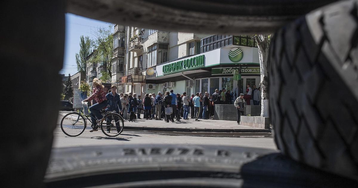 Persone in fila davanti a una filiale di Sberbank nella regione di Donetsk nel 2014