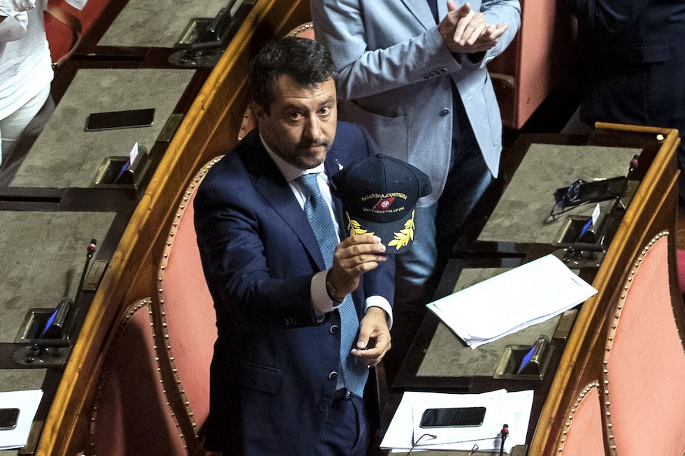 Matteo Salvini mostra un cappellino della Guardia costiera durante la votazione al Senato sull'autorizzazione a procedere nei suoi confronti, il 30 luglio 2020 