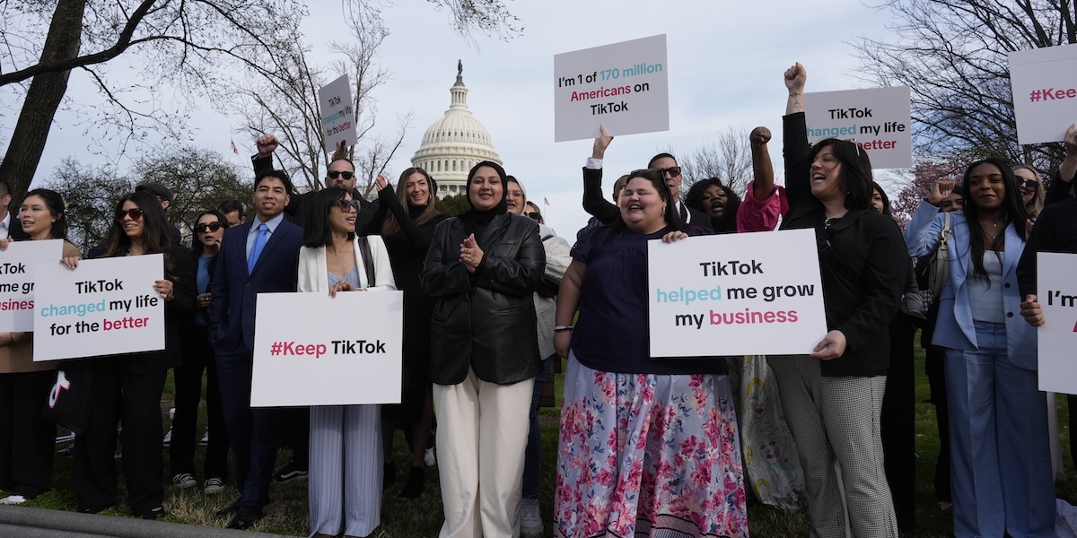 Una foto di alcuni manifestanti durante una protesta contro la legge che potrebbe portare alla chiusura di TikTok negli Stati Uniti, 14 marzo 2024 (AP Photo/J. Scott Applewhite)