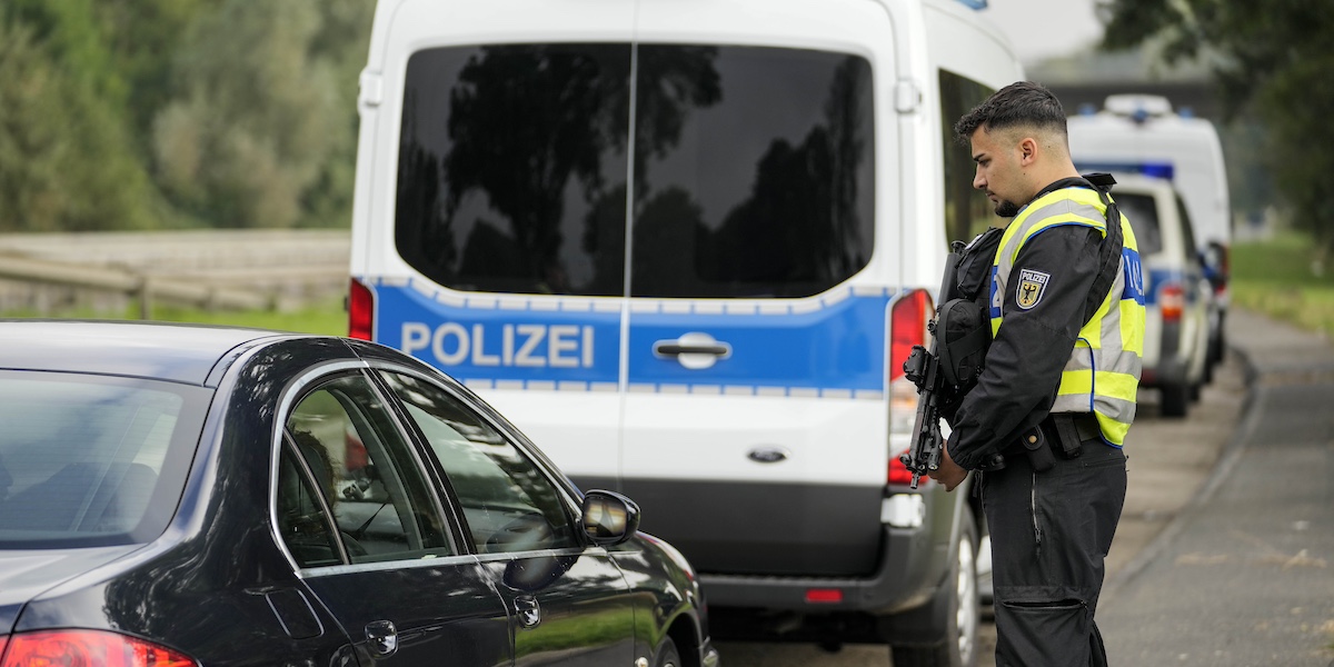 Un poliziotto tedesco controlla un'auto francese vicino ad Aquisgrana, al confine col Belgio (AP Photo/Martin Meissner)