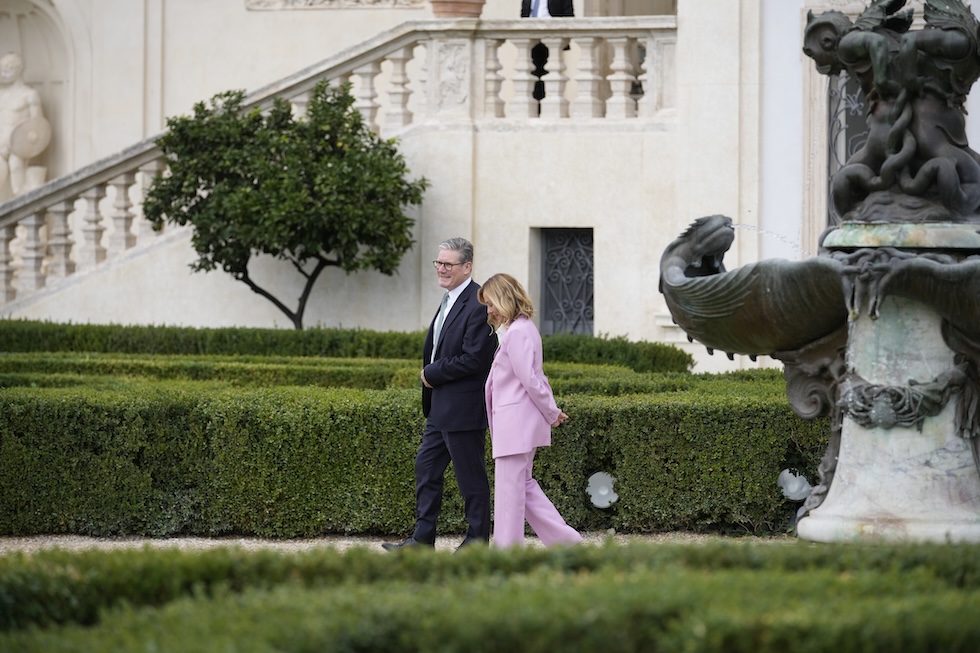 Giorgia Meloni e Keir Starmer nel giardino di Villa Pamphilj a Roma, il 16 settembre