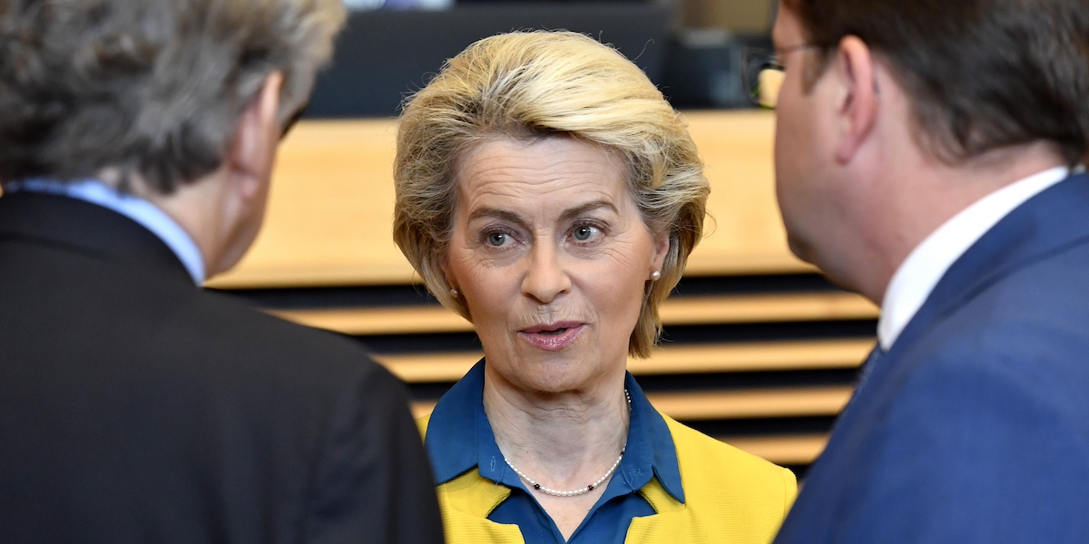 Ursula von der Leyen che parla con Thierry Breton (di spalle, a sinistra) nel 2022 (AP Photo/Geert Vanden Wijngaert)