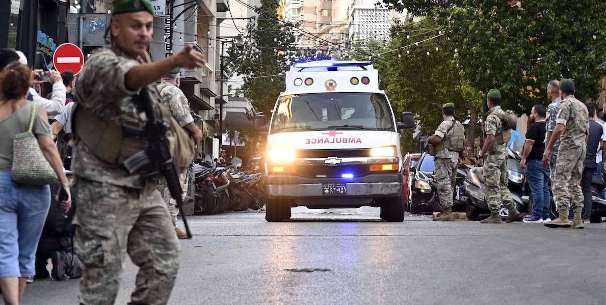 L'arrivo di un'ambulanza all'ospedale AUBMC di Beirut (ANSA/EPA/WAEL HAMZEH)