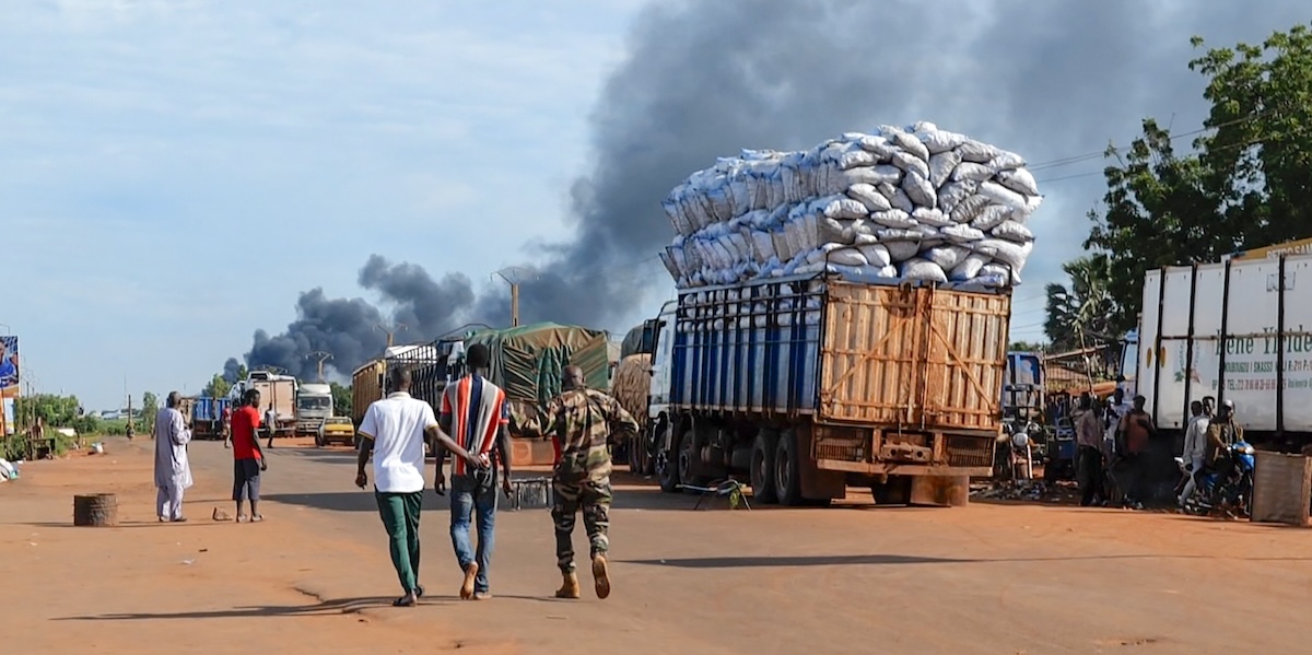 Il fumo provocato dall'attacco a Bamako, visto in lontananza (AP Photo)