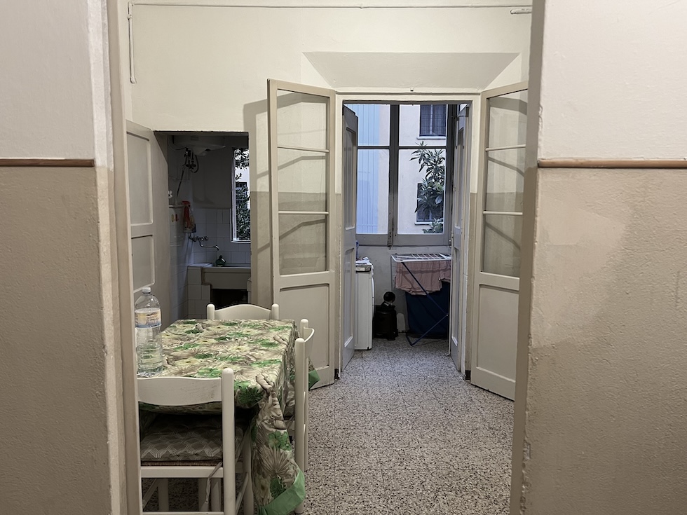 La cucina di uno degli appartamenti del condominio