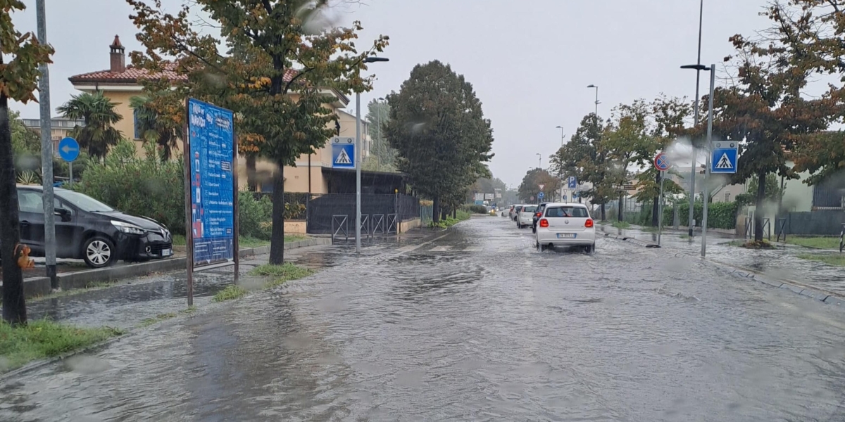 Una strada allagata a Rimini, il 18 settembre 2024 (ANSA/ GIANLUCA ANGELINI)